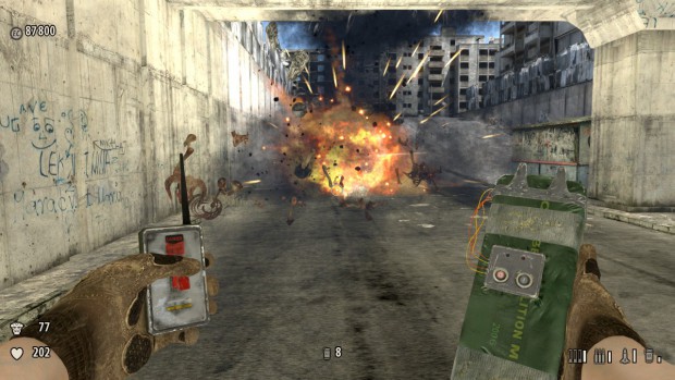 Sam hält ein explosives Päckchen in der Hand.